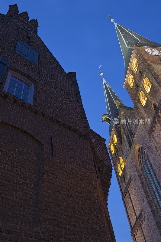 Deventer’s Bergkerk的发光钟楼